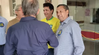 Deputado Júlio Garcia e prefeito Clésio Salvaro durante votação no Colégio São Bento em Criciúma