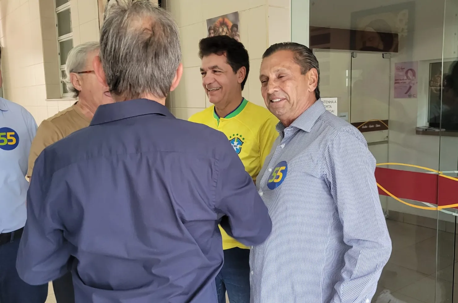 Deputado Júlio Garcia e prefeito Clésio Salvaro durante votação no Colégio São Bento em Criciúma