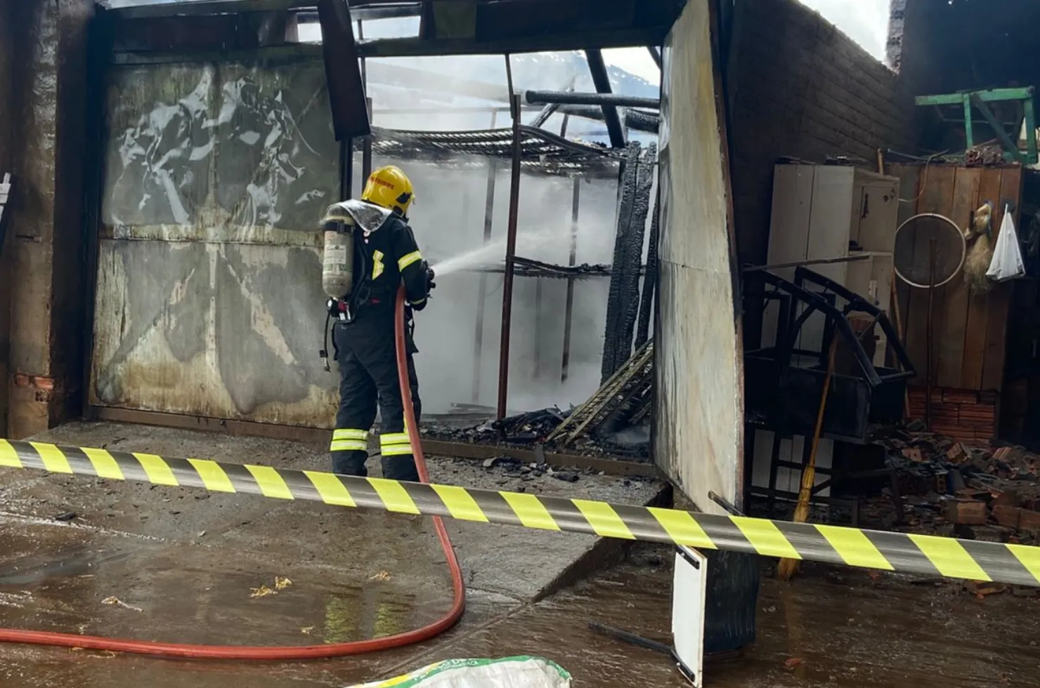 Incêndio controlado em estufa de fumo no bairro Linha Contessi, Turvo