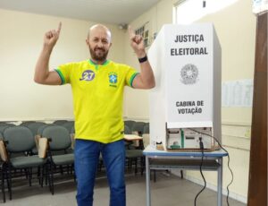 O candidato que quase não pôde votar em si próprio