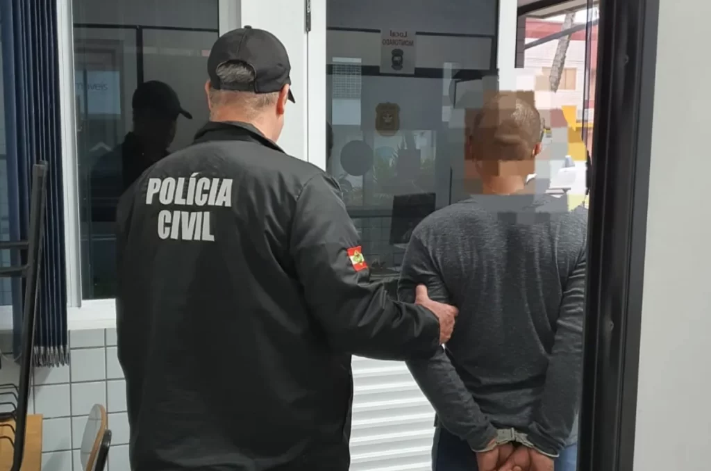 Polícia Civil de Araranguá durante a operação de prisão de homem com mandado por roubo
