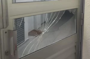 Homem embriagado destrói ambulância e itens de condomínio
