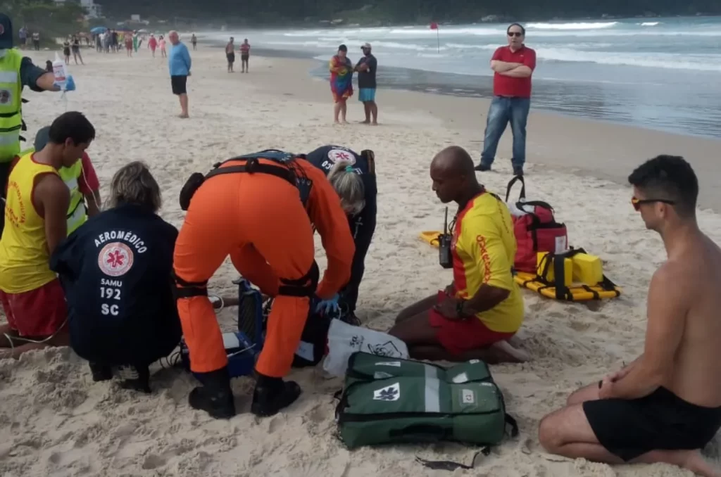 Guarda-vidas realizando resgate na Praia de Canto Grande após incidente de afogamento
