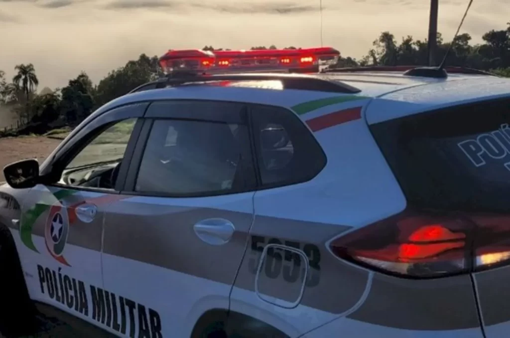 Homem preso em Balneário Rincão por tráfico de drogas, resistência e desobediência durante abordagem da Polícia Militar