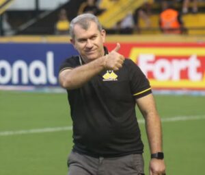 Cláudio Tencati completa três anos no comando do Criciúma