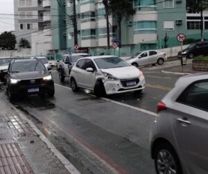 Colisão em dia chuvoso afeta trânsito na Av. Max de Souza, em Florianópolis