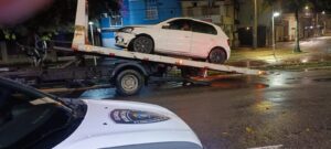 Motorista perde controle e carro é apreendido em Florianópolis