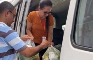Famílias de Tijucas recebem cestas com alimentos frescos locais
