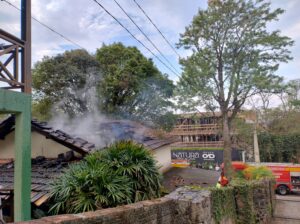 Incêndio em casa na lagoa mobiliza bombeiros em Florianópolis