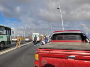 Motociclista cai de ponte em Florianópolis e faixas são interditadas