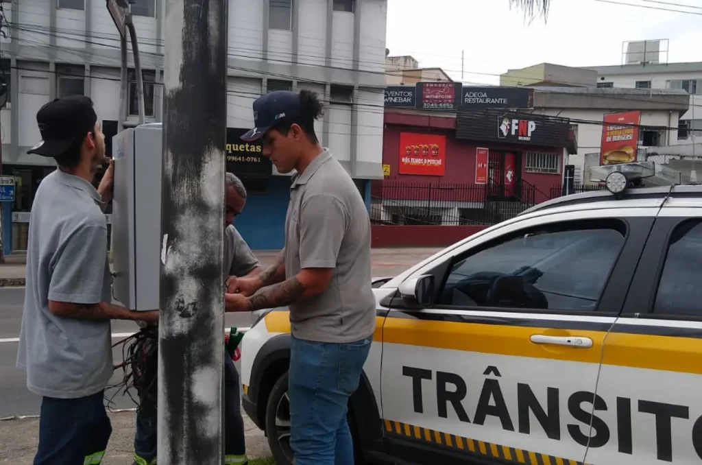 Instalação de semáforos inteligentes na Avenida Centenário, em Criciúma, como parte do projeto da Central Semafórica