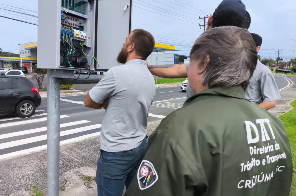 Instalação de semáforos inteligentes na Avenida Centenário, em Criciúma, como parte do projeto da Central Semafórica