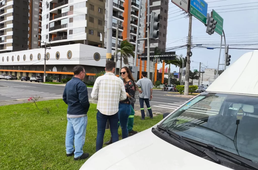 Instalação de semáforos inteligentes na Avenida Centenário, em Criciúma, como parte do projeto da Central Semafórica