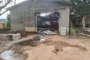 Incêndio atinge depósito de materiais de construção em Sombrio
