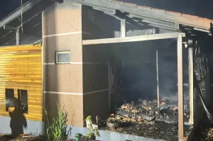 Incêndio destrói residência em Orleans