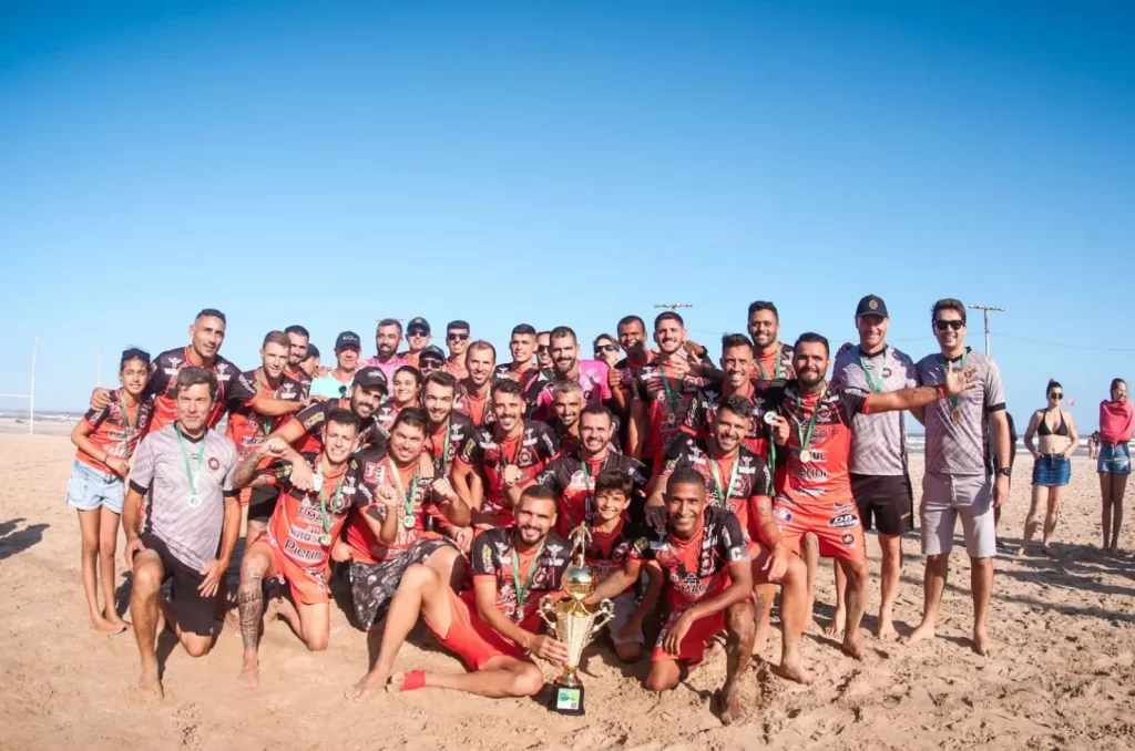 Imagem do campeonato de futebol de areia em Balneário Rincão, organizado por Valdir Damiani Alves