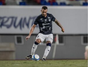 Criciumense João Afonso celebra acesso à Série B com a camisa do Remo