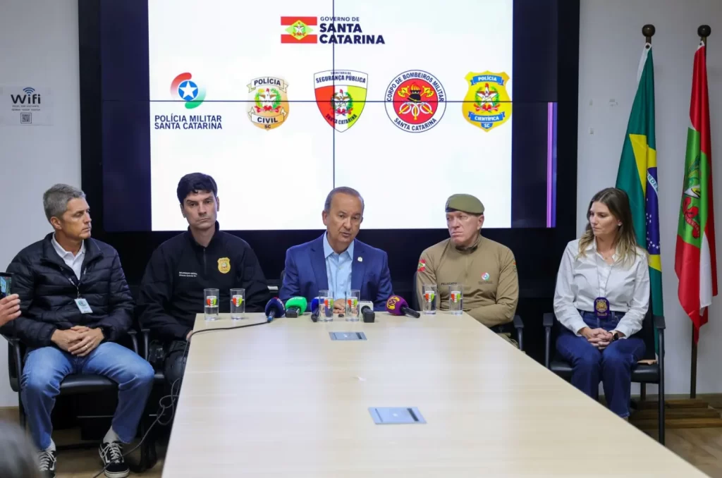 A Secretaria de Segurança de SC atualizou sobre as operações contra atos de vandalismo na Grande Florianópolis, com 12 prisões e bloqueios desmobilizados
