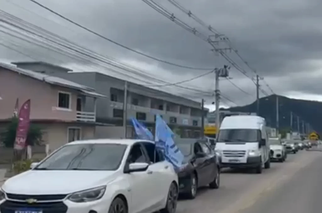 Carreata de comemoração de Junior Abreu em Garopaba após reeleição.