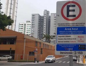 Lei isenta cobrança de estacionamento rotativo em feriados