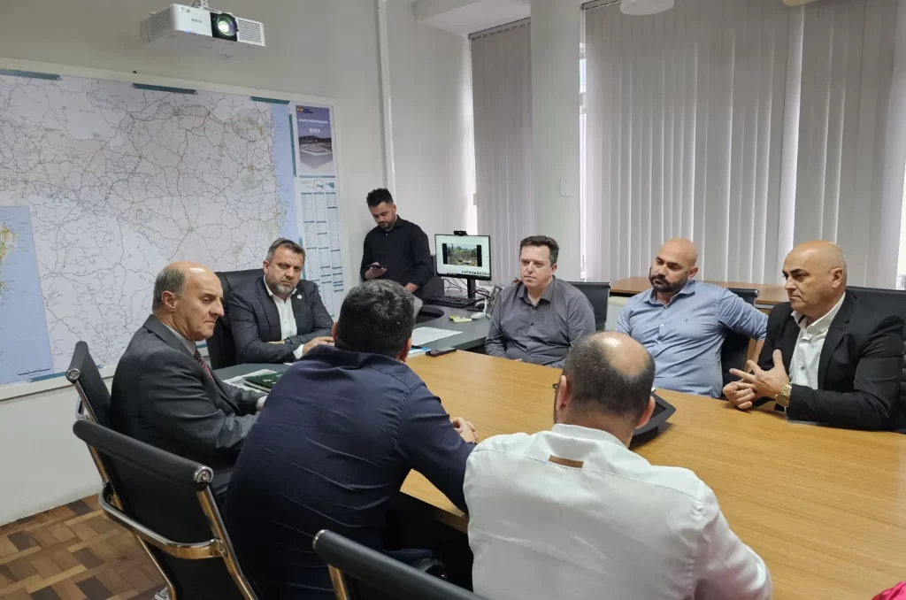 Lideranças cobram agilidade nas obras da ponte sobre o Rio Canoas, que está interditada, em reunião com o secretário Jerry Comper