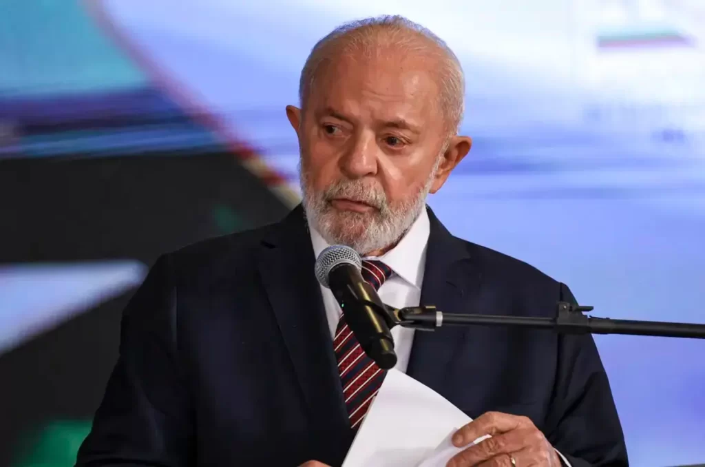 Presidente Lula cancela viagem à Rússia e participará da Cúpula do Brics por videoconferência após sofrer uma queda