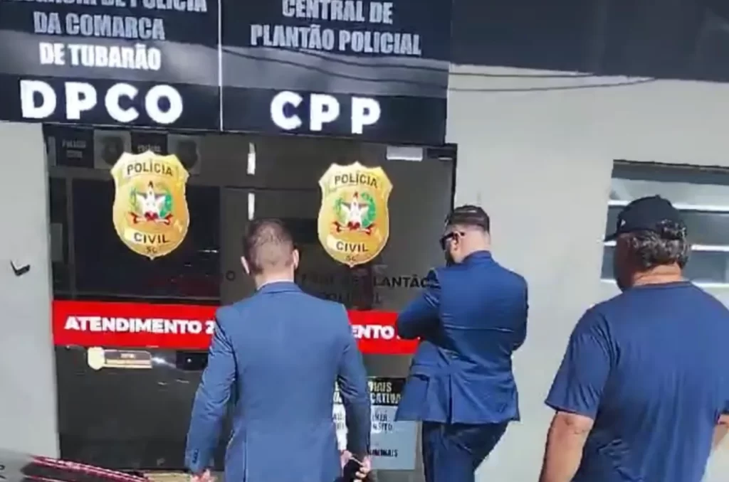 Homem que teria matado a irmã em Gravatal, se entregando para a Polícia