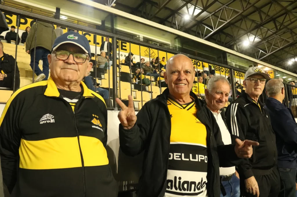 Fotos da torcida do Criciúma no Estádio Heriberto Hülse durante a vitória por 2 a 0 contra o Atlético-GO