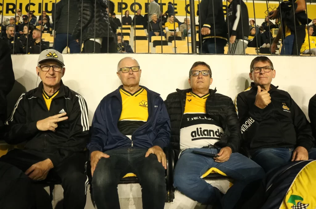 Fotos da torcida do Criciúma no Estádio Heriberto Hülse durante a vitória por 2 a 0 contra o Atlético-GO