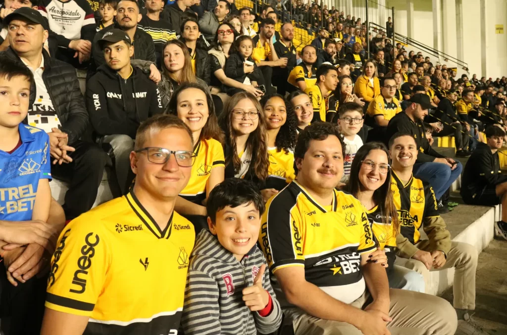 Fotos da torcida do Criciúma no Estádio Heriberto Hülse durante a vitória por 2 a 0 contra o Atlético-GO
