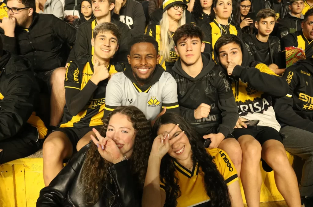 Fotos da torcida do Criciúma no Estádio Heriberto Hülse durante a vitória por 2 a 0 contra o Atlético-GO