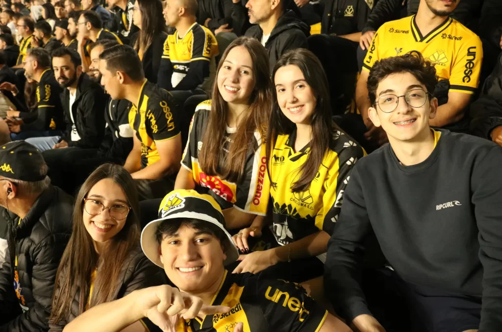 Fotos da torcida do Criciúma no Estádio Heriberto Hülse durante a vitória por 2 a 0 contra o Atlético-GO