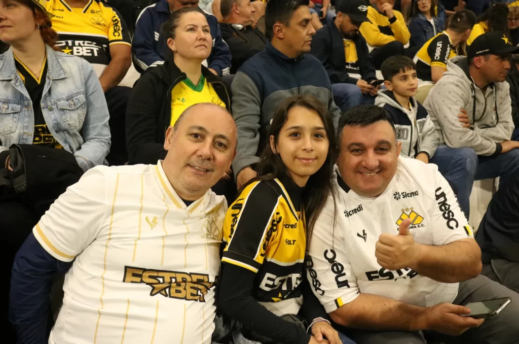 Fotos da torcida do Criciúma no Estádio Heriberto Hülse durante a vitória por 2 a 0 contra o Atlético-GO