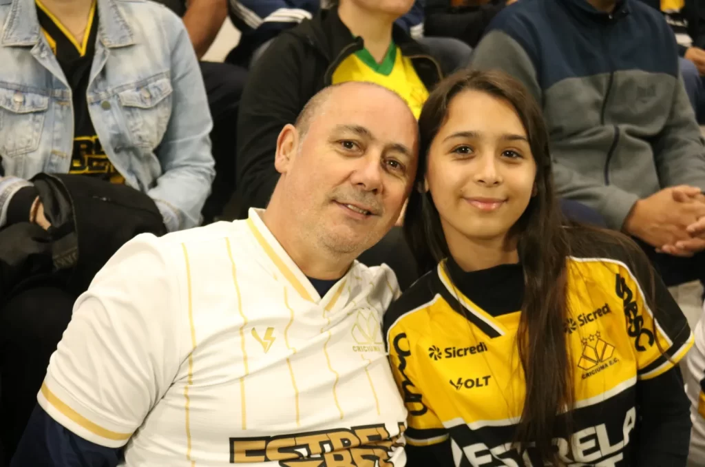 Fotos da torcida do Criciúma no Estádio Heriberto Hülse durante a vitória por 2 a 0 contra o Atlético-GO