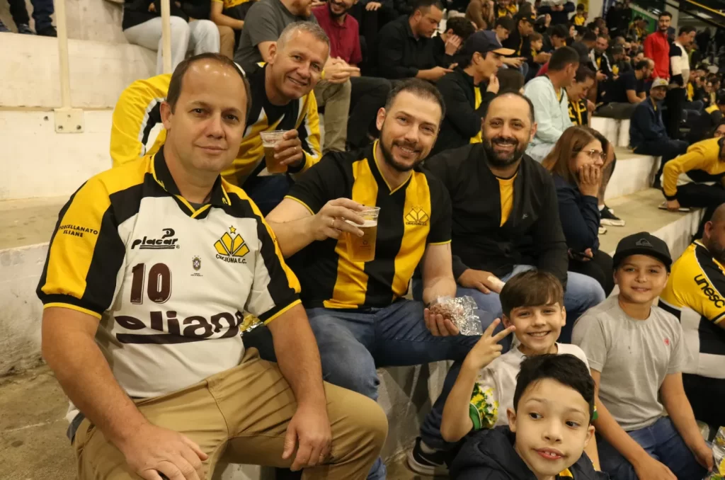 Fotos da torcida do Criciúma no Estádio Heriberto Hülse durante a vitória por 2 a 0 contra o Atlético-GO