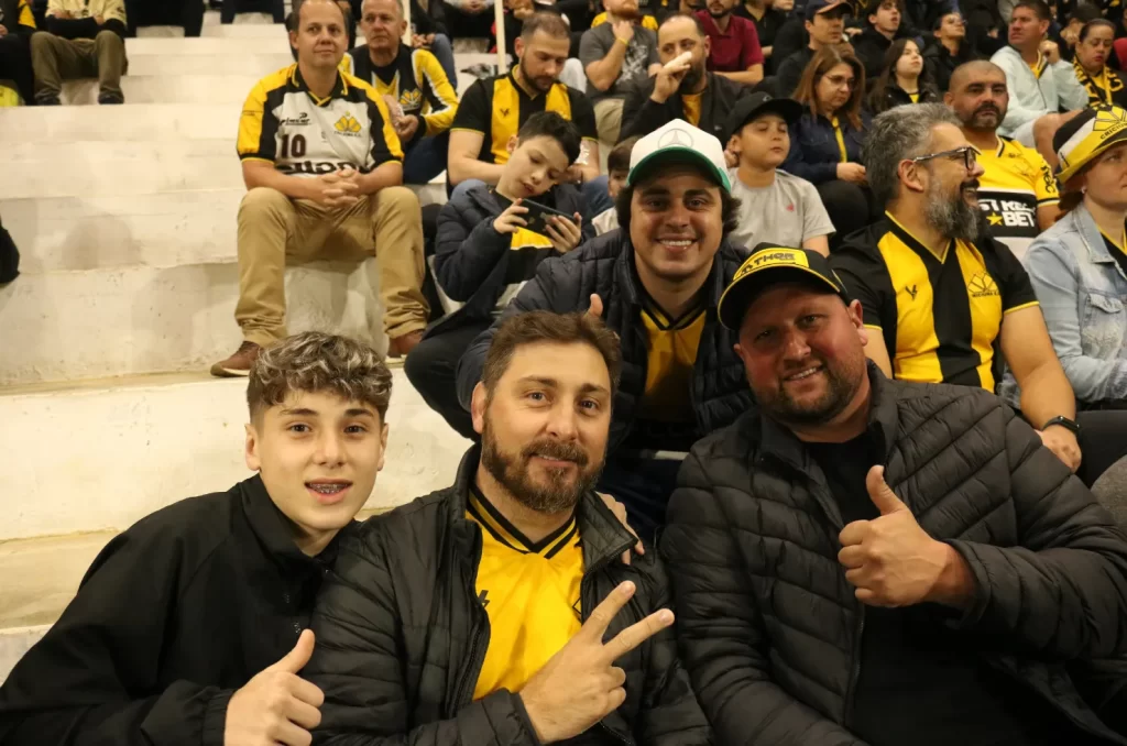 Fotos da torcida do Criciúma no Estádio Heriberto Hülse durante a vitória por 2 a 0 contra o Atlético-GO