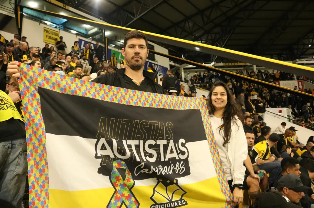 Fotos da torcida do Criciúma no Estádio Heriberto Hülse durante a vitória por 2 a 0 contra o Atlético-GO
