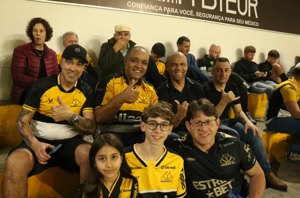 Fotos da torcida do Criciúma no Estádio Heriberto Hülse durante a vitória por 2 a 0 contra o Atlético-GO