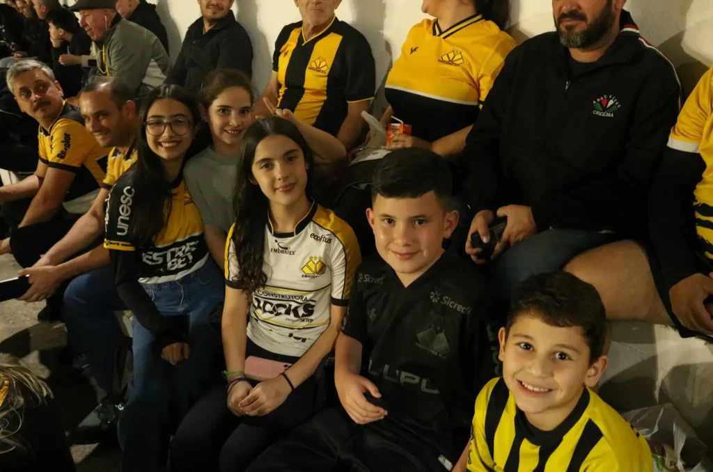 Fotos da torcida do Criciúma no Estádio Heriberto Hülse durante a vitória por 2 a 0 contra o Atlético-GO