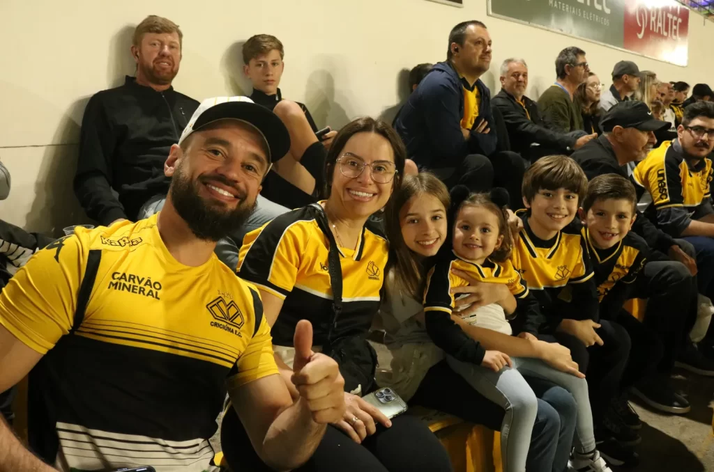 Fotos da torcida do Criciúma no Estádio Heriberto Hülse durante a vitória por 2 a 0 contra o Atlético-GO