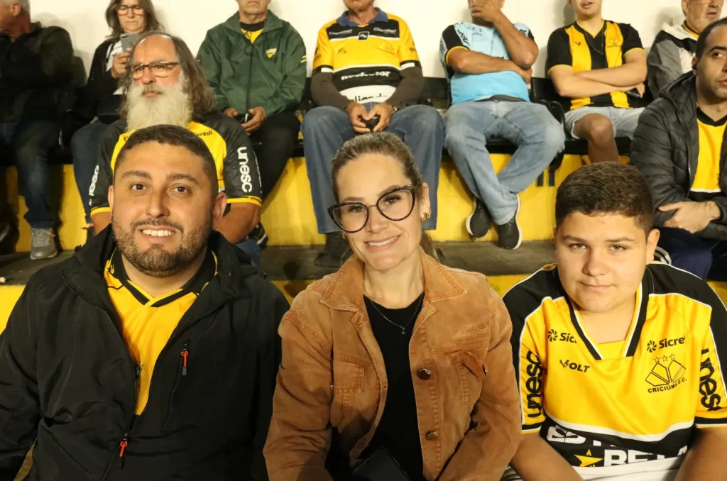 Fotos da torcida do Criciúma no Estádio Heriberto Hülse durante a vitória por 2 a 0 contra o Atlético-GO