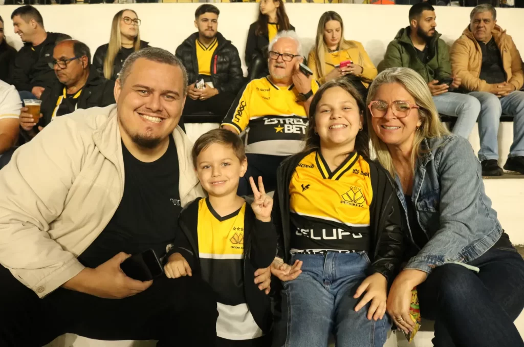 Fotos da torcida do Criciúma no Estádio Heriberto Hülse durante a vitória por 2 a 0 contra o Atlético-GO