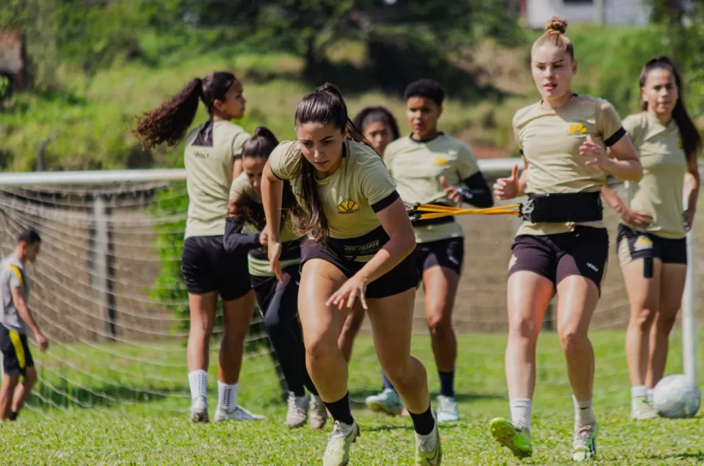 Meninas Carvoeiras durante treino no campo, em preparação para a final do Campeonato Catarinense Feminino