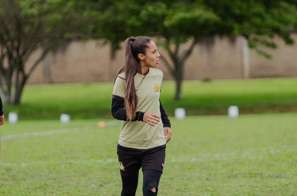 Meninas Carvoeiras durante treino no campo, em preparação para a final do Campeonato Catarinense Feminino