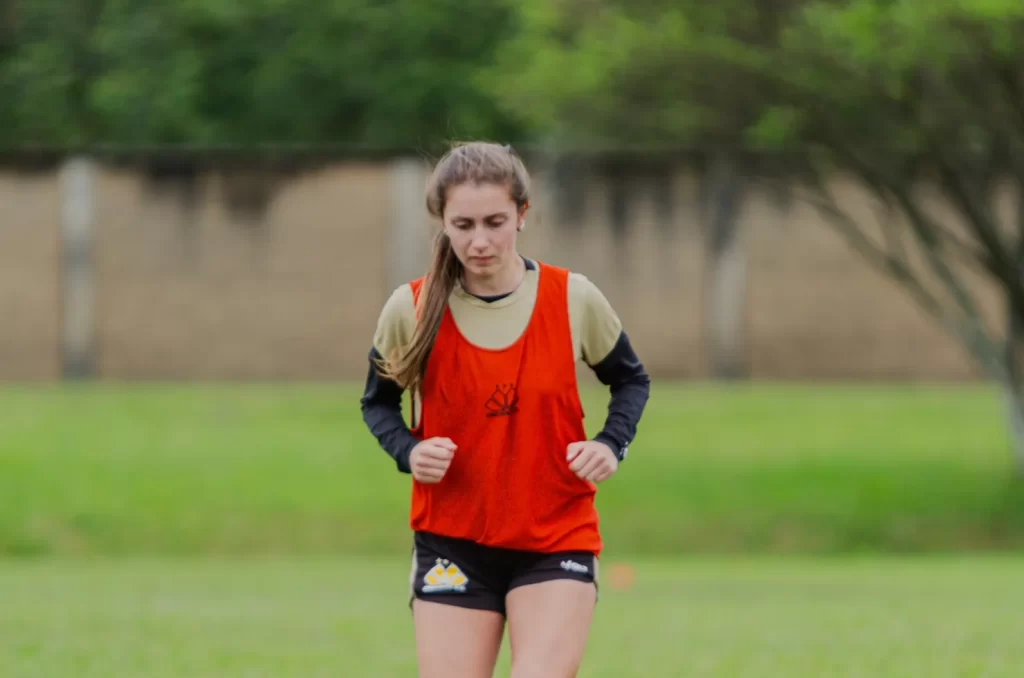 Meninas Carvoeiras durante treino no campo, em preparação para a final do Campeonato Catarinense Feminino