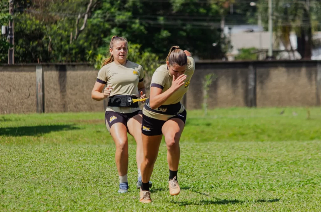 Meninas Carvoeiras durante treino no campo, em preparação para a final do Campeonato Catarinense Feminino