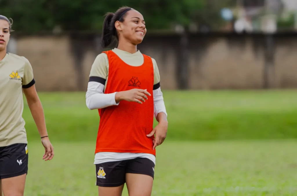 Meninas Carvoeiras durante treino no campo, em preparação para a final do Campeonato Catarinense Feminino