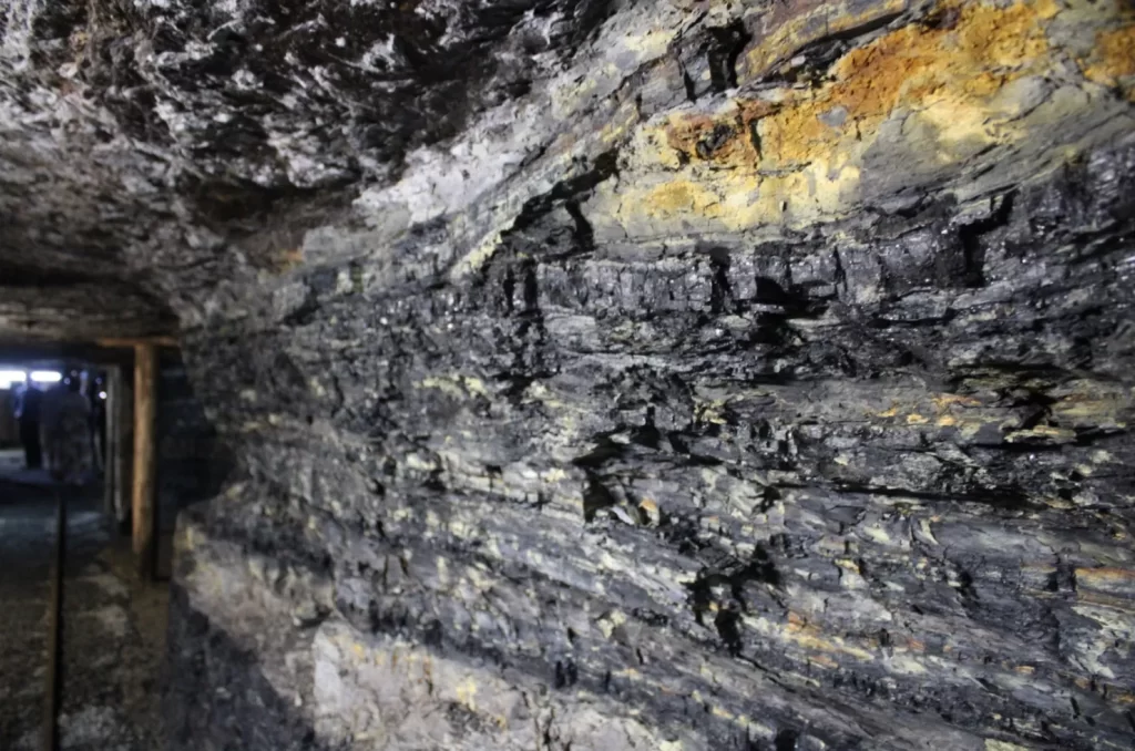 Mina de Visitação Octávio Fontana, em Criciúma, SC, destacando a história da mineração de carvão e atraindo turistas para o local