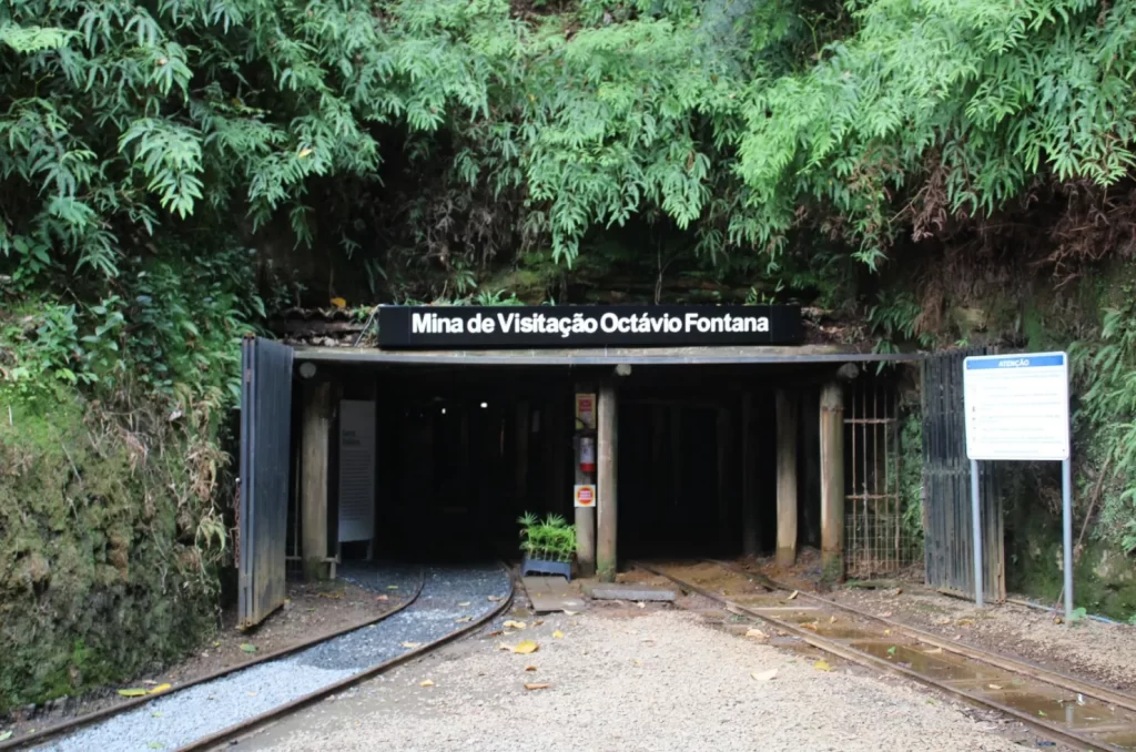 Mina de Visitação Octávio Fontana, em Criciúma, SC, destacando a história da mineração de carvão e atraindo turistas para o local