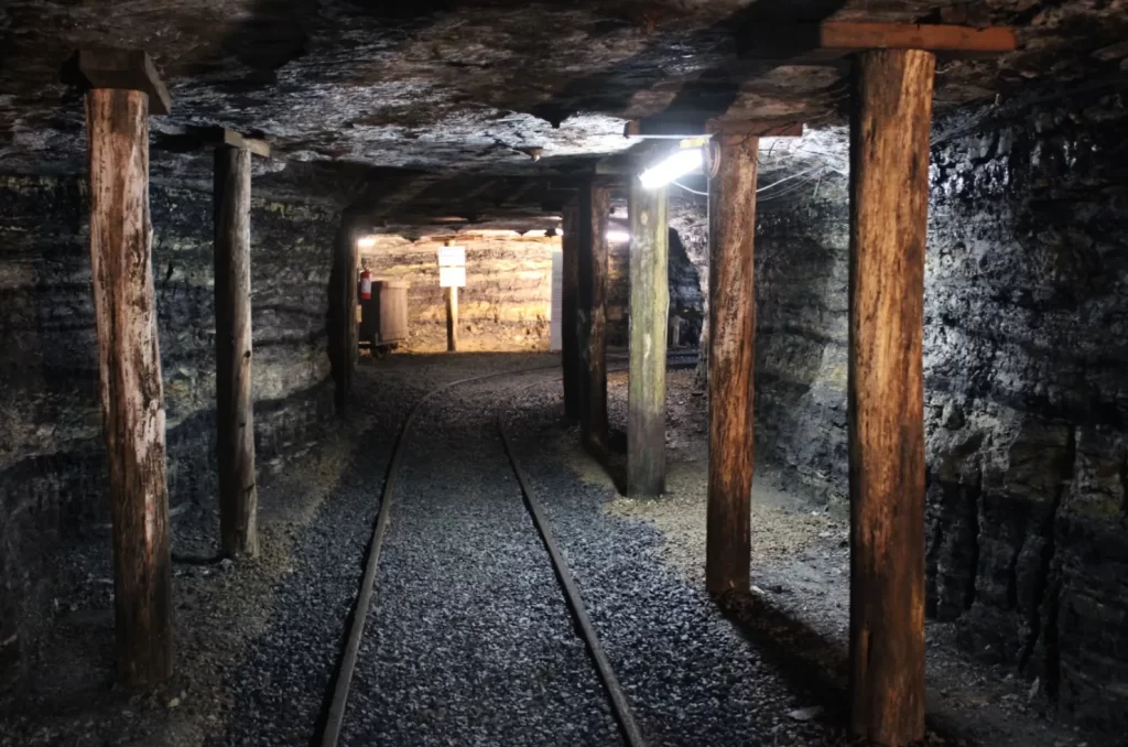 Mina de Visitação Octávio Fontana, em Criciúma, SC, destacando a história da mineração de carvão e atraindo turistas para o local